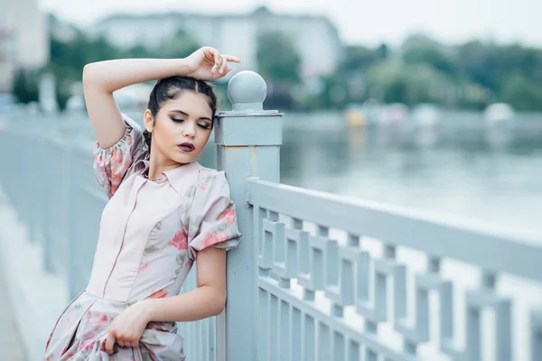 La chica en la orilla del lago. La chica está vestida con un beuti. —  Fotos de Stock