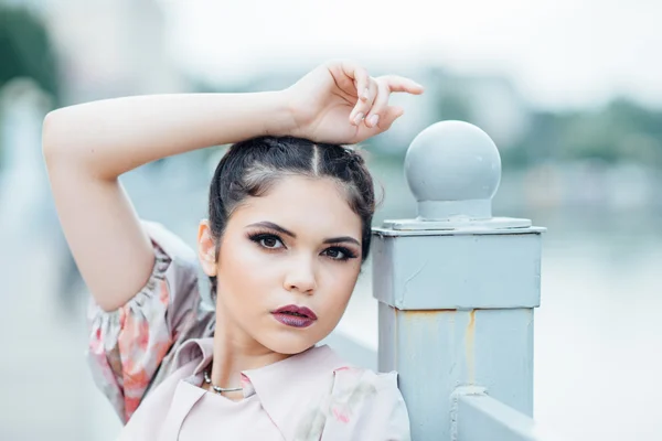 La fille au bord du lac. La fille est habillée en beuti — Photo