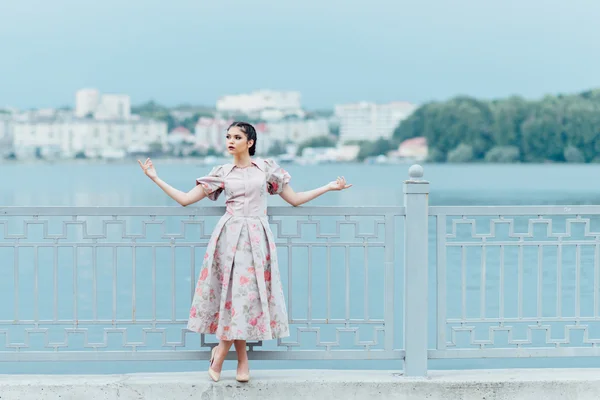 La ragazza sulla riva del lago. La ragazza è vestita con un beuti — Foto Stock