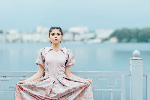 La chica en la orilla del lago. La chica está vestida con un beuti. —  Fotos de Stock