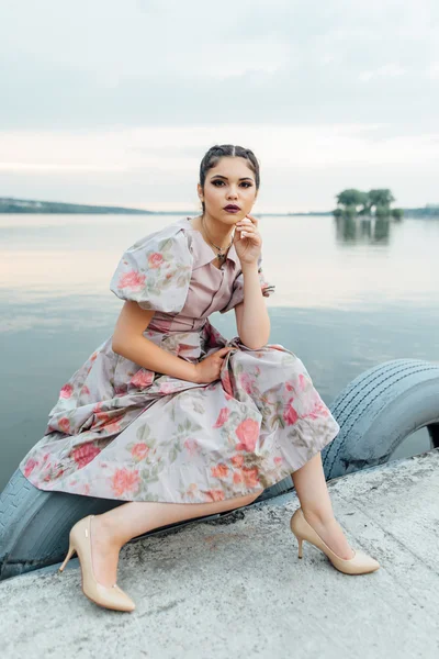 La fille au bord du lac. La fille est habillée en beuti — Photo