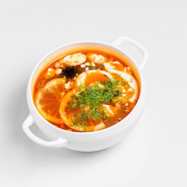 Beyaz bir arka beyaz bir kase limonlu sebze çorbası servis