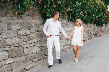 Sevimli genç aşıklar kale duvarları geziniyor. Randevu