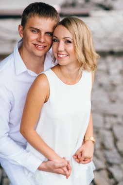 Sevimli genç aşıklar kale duvarları geziniyor. Randevu