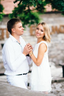 Sevimli genç aşıklar kale duvarları geziniyor. Randevu