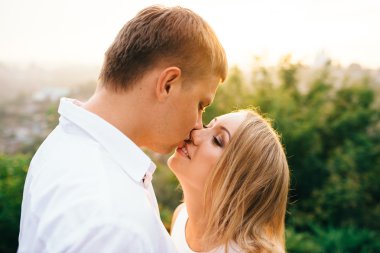 Sevimli genç aşıklar sokakta geziniyor. Çift aşk bakmak