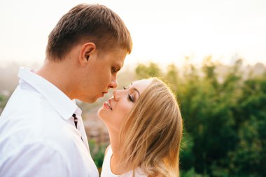 Sevimli genç aşıklar sokakta geziniyor. Çift aşk bakmak