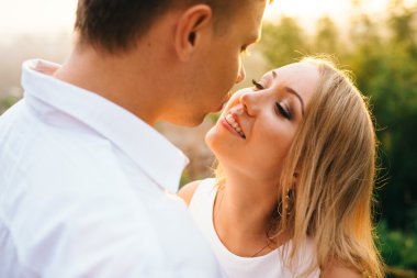 Sevimli genç aşıklar sokakta geziniyor. Çift aşk bakmak