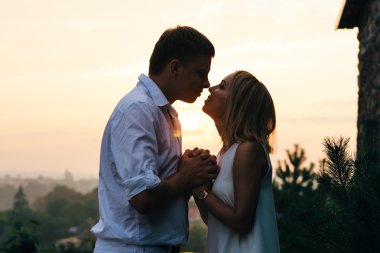 Sevimli genç aşıklar sokakta geziniyor. Çift aşk bakmak