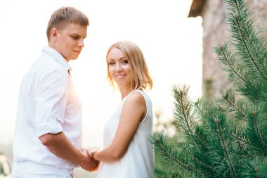 Sevimli genç aşıklar sokakta geziniyor. Çift aşk bakmak