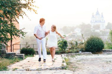 Sevimli genç aşıklar sokakta geziniyor. Çift aşk bakmak