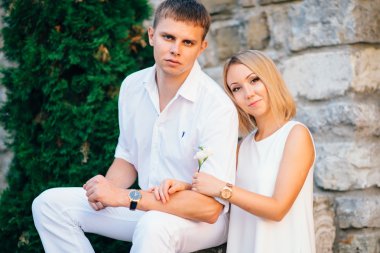 Sevimli genç aşıklar kale duvarları geziniyor. Randevu