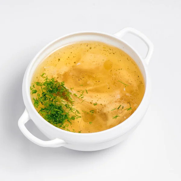 Sopa de pollo con trozos de pollo servidos en un tazón blanco en un — Foto de Stock