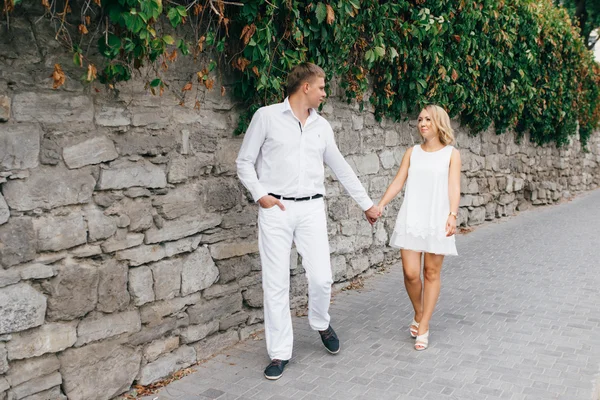 Lindos jóvenes amantes paseando por las murallas del castillo. Nombramiento — Foto de Stock