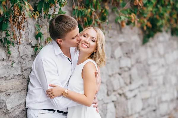 Jolis jeunes amoureux flânant autour des murs du château. Nomination — Photo