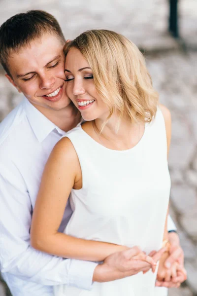 Cute young lovers strolling around the castle walls. Appointment — Stock Photo, Image