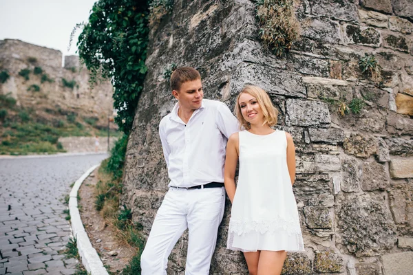 Cute young lovers strolling around the castle walls. Appointment — Stock Photo, Image