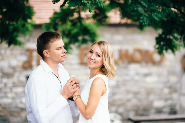 Cute young lovers strolling around the castle walls. Appointment — Stock Photo, Image