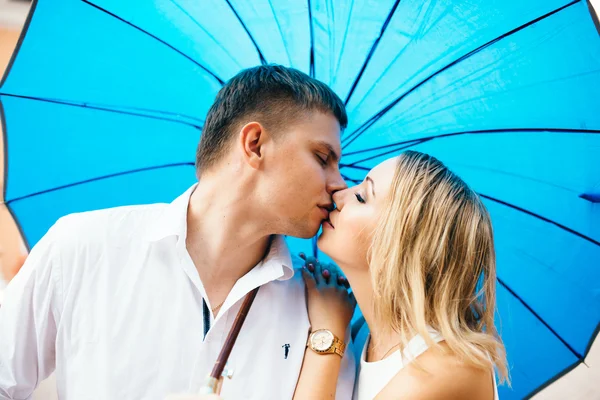 Caminhe dois amantes abaixo de um guarda-chuva. Nomeação de dois amantes em — Fotografia de Stock