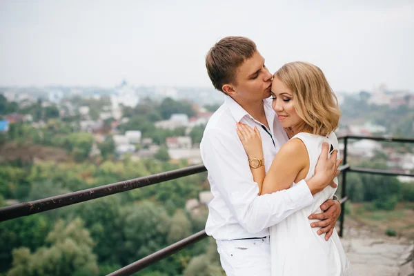 Lindos jóvenes amantes paseando por la calle. Pareja en el amor mira — Foto de Stock