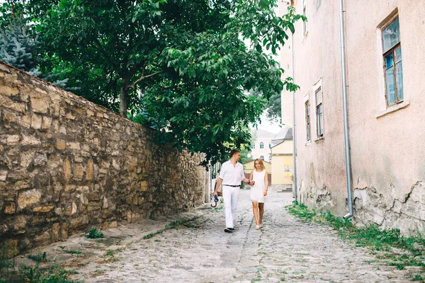 Caminar dos amantes en la zona del castillo. Feliz joven pareja en — Foto de Stock