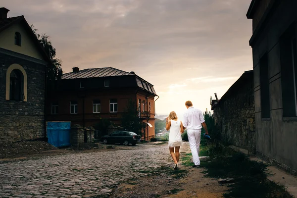 Caminar dos amantes en la zona del castillo. Feliz joven pareja en — Foto de Stock