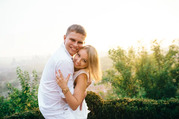 Schattige jonge geliefden wandelen in de straat. Paar liefde zoeken — Stockfoto