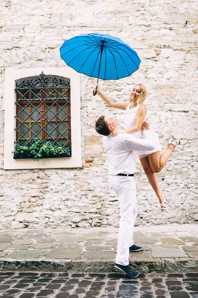 Walk two lovers under an umbrella. Appointment of two lovers in — Stock Image Walk two lovers under an umbrella. Appointment of two lovers in Stock Picture