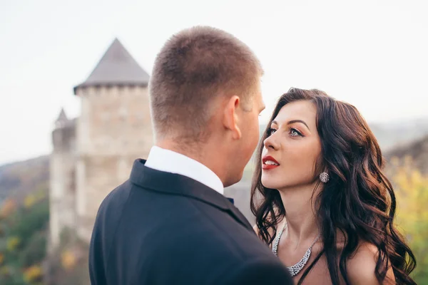 Gå bara gifta på bakgrunden av det gamla slottet — Stockfoto