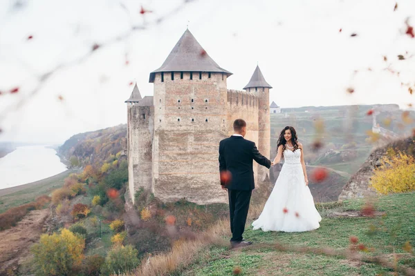 ちょうど古い城の背景に結婚を歩く — ストック写真