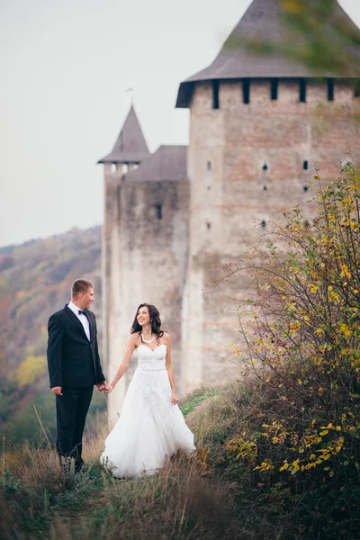 Sadece evli eski kalenin arka plan üzerinde yürümek — Stok fotoğraf