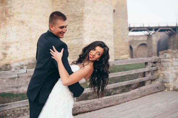 Caminhe acabou de se casar no fundo do velho castelo — Fotografia de Stock