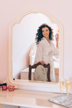 Güzel mutlu gelin düğün br parlak makyaj saç modeli ile