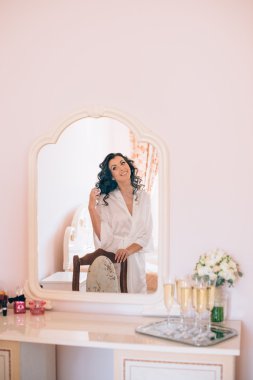 Güzel mutlu gelin düğün br parlak makyaj saç modeli ile