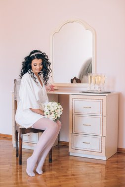 Güzel mutlu gelin düğün br parlak makyaj saç modeli ile