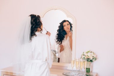 Güzel mutlu gelin düğün br parlak makyaj saç modeli ile
