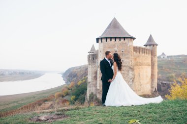 Sadece evli eski kalenin arka plan üzerinde yürümek