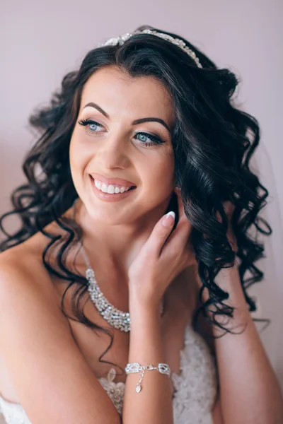 Hermosa novia feliz con peinado de boda maquillaje brillante en br — Foto de Stock