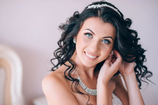 Indah bahagia pengantin dengan pernikahan gaya rambut cerah dalam br br — Stok Foto