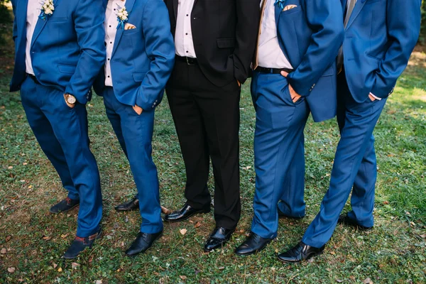 Groom avec le meilleur homme et les garçons d'honneur au mariage — Photo