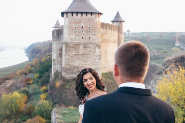 Sadece evli eski kalenin arka plan üzerinde yürümek — Stok fotoğraf