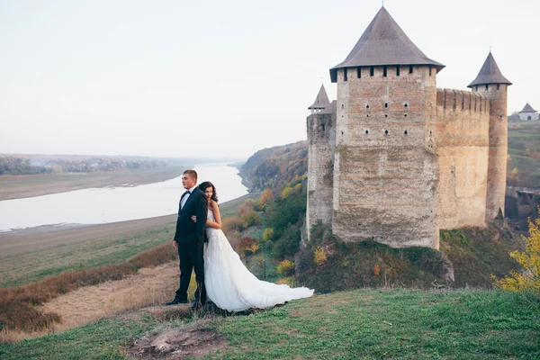 ちょうど古い城の背景に結婚を歩く — ストック写真