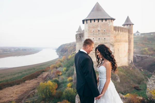 Lopen net getrouwd op de achtergrond van het oude kasteel — Stockfoto