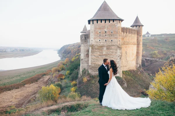 Прогулянка просто одружена на тлі старого замку — стокове фото