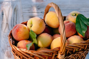 Olgun, sulu şeftali sepet masanın üzerine yerleştirilen