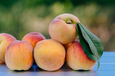 Yığın küçük miktarıdır şeftali merdivenin