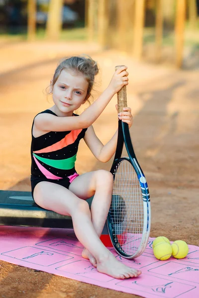 Das kleine Mädchen sitzt auf einer Stufe — Stockfoto