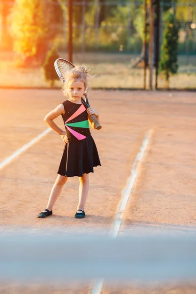 Kleines süßes Mädchen spielt Tennis — Stockfoto