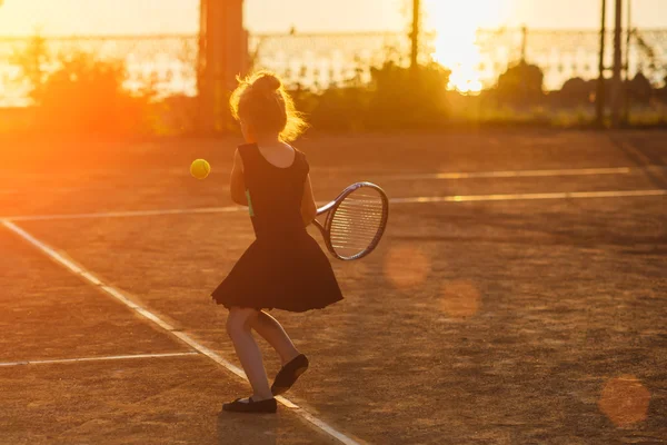 Kleines süßes Mädchen spielt Tennis — Stockfoto