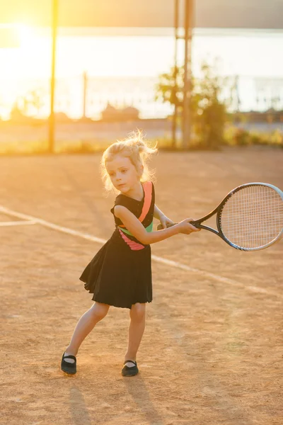 Kleines süßes Mädchen spielt Tennis — Stockfoto